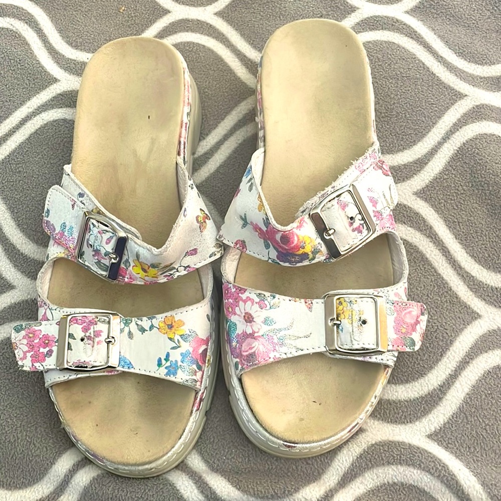 2/$15 Suave sandals size 39